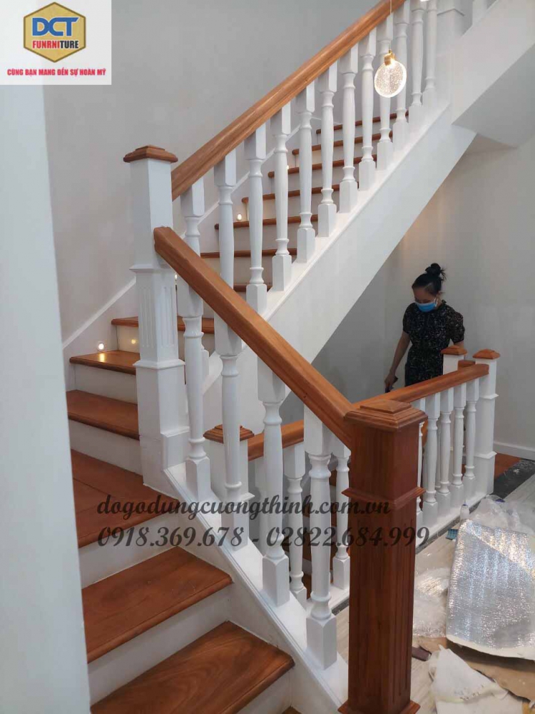 Cầu thang gỗ tân cổ điển